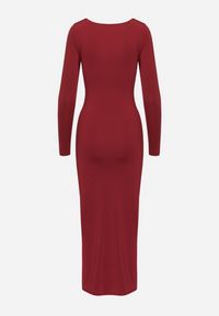 Born2be - Bordowa Dopasowana Sukienka z Ozdobnym Marszczeniem i Rozcięciem Selandris. Kolor: czerwony. Długość rękawa: długi rękaw. Wzór: kolorowy. Typ sukienki: dopasowane. Styl: elegancki #6