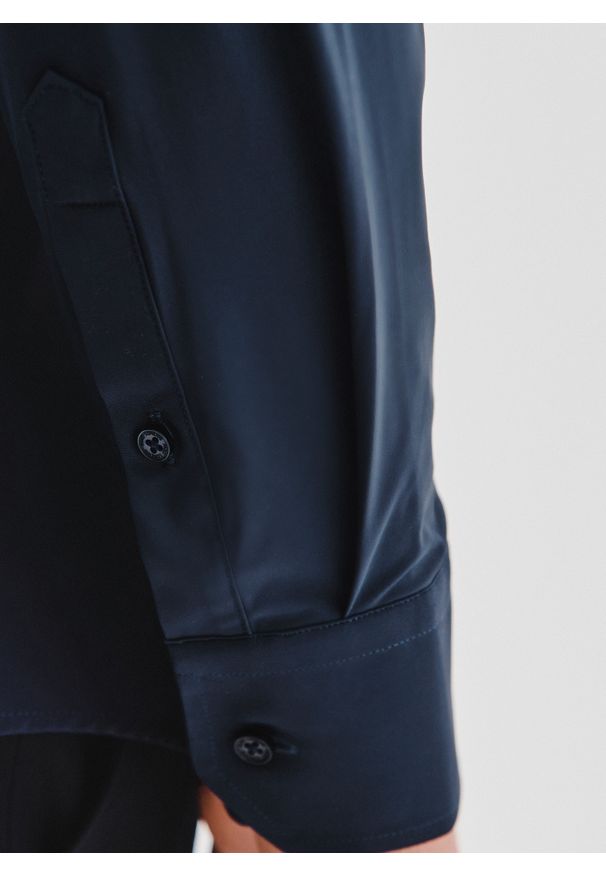 Pako Lorente - PAKO LORENTE – Granatowa dzianinowa koszula męska. Typ kołnierza: kołnierzyk klasyczny. Kolor: czarny, biały, niebieski. Materiał: dzianina. Długość rękawa: długi rękaw. Długość: długie. Wzór: gładki. Styl: klasyczny