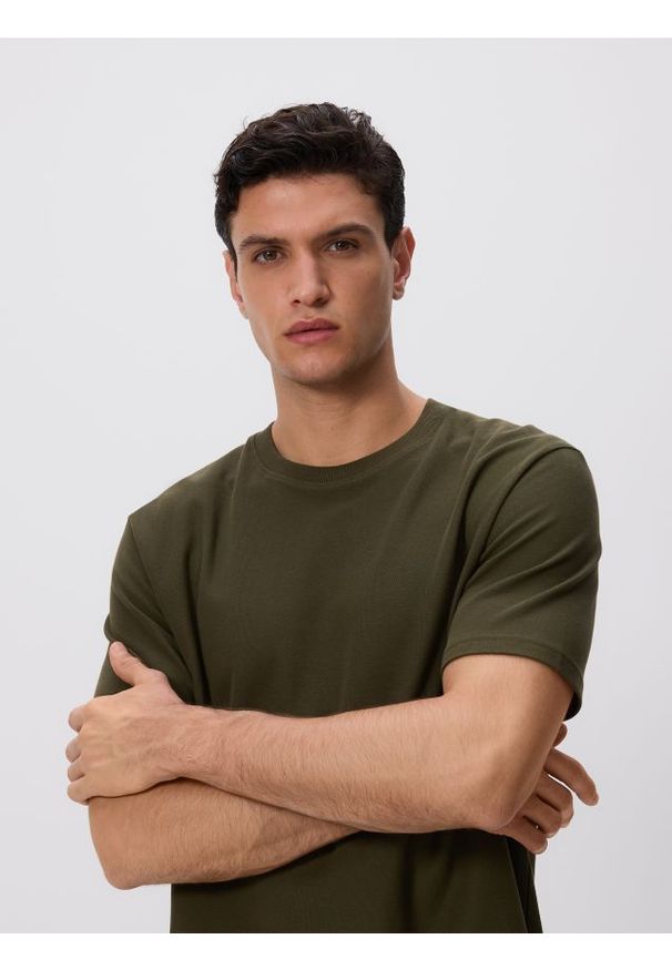 Reserved - Gładki t-shirt comfort fit - oliwkowy. Kolor: oliwkowy. Materiał: dzianina, bawełna. Wzór: gładki