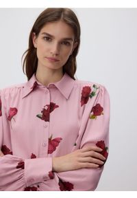 Reserved - Koszula w kwiatowy wzór - wielobarwny. Materiał: wiskoza. Wzór: kwiaty #1