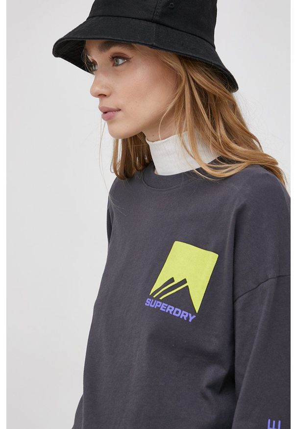 Superdry Longsleeve bawełniany kolor szary. Okazja: na co dzień. Kolor: szary. Materiał: bawełna. Długość rękawa: długi rękaw. Wzór: nadruk. Styl: casual