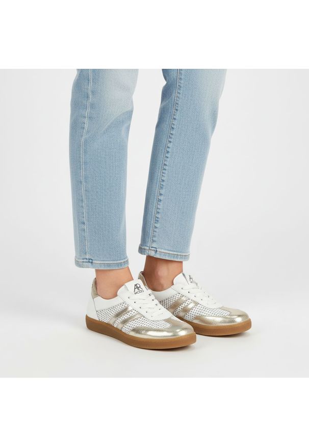 Sneakersy damskie Armodo, cholewka ze skóry naturalnej gładka konstrukcja z dekoracyjnymi wstawkami klasyczne sznurowanie niska wygodna podeszwa, bia. Okazja: na co dzień. Zapięcie: sznurówki. Kolor: biały. Materiał: skóra. Szerokość cholewki: normalna. Wzór: gładki. Styl: klasyczny