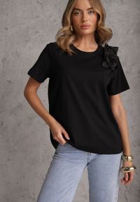 Renee - Czarny Bawełniany T-shirt o Klasycznym Kroju z Kwiatowymi Aplikacjami 3D Morgane. Okazja: na co dzień. Kolor: czarny. Materiał: bawełna. Wzór: kwiaty, aplikacja. Sezon: lato. Styl: klasyczny #2