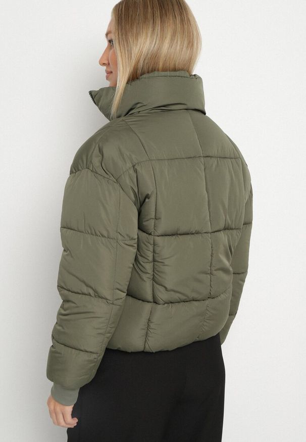 Born2be - Ciemnozielona Pikowana Kurtka Puffer o Prostym Kroju ze Ściągaczami przy Rękawach Suzzana. Okazja: na co dzień, na spacer. Kolor: zielony. Materiał: jeans, poliester. Styl: casual, elegancki