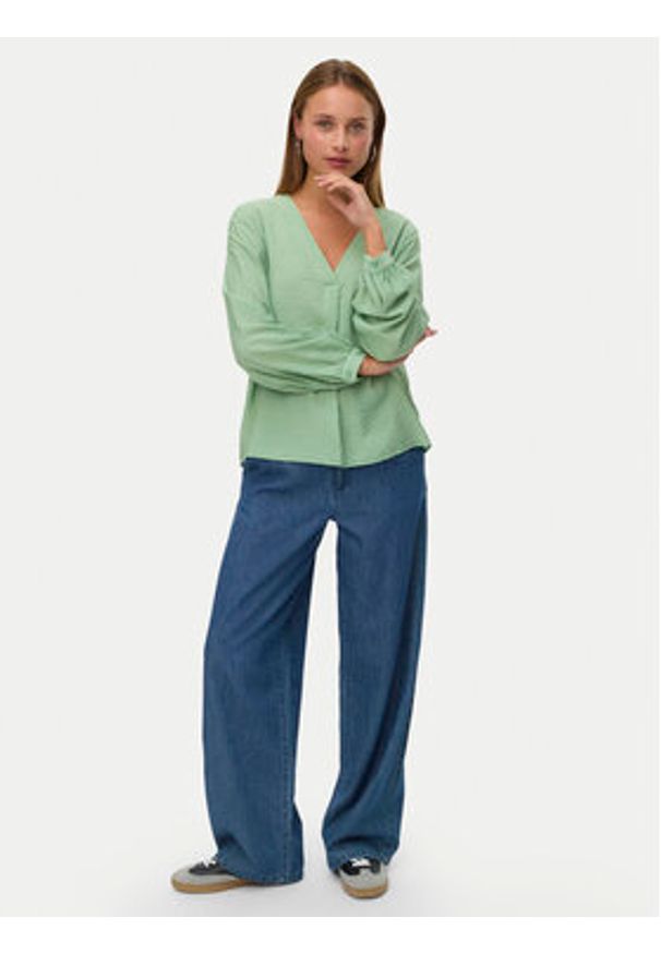Vero Moda Bluzka Urli 10338835 Zielony Regular Fit. Kolor: zielony. Materiał: wiskoza