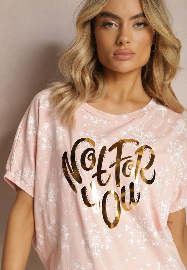 Renee - Różowy T-shirt z Bawełny Typu Nietoperz z Ozdobnym Nadrukiem i Cyrkoniami Siratta. Kolor: różowy. Materiał: bawełna. Wzór: nadruk