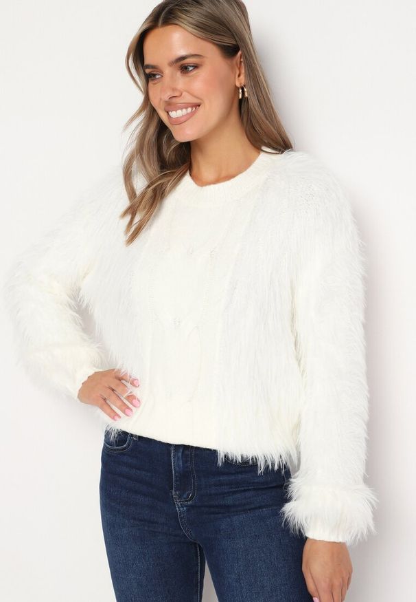 Born2be - Biały Sweter z Długim Włosiem i Dodatkiem Wełny Merithina. Kolor: biały. Materiał: wełna. Długość: długie. Styl: elegancki, klasyczny