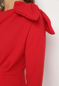 Born2be - Czerwona Dopasowana Sukienka Koktajlowa Ozdobiona Kokardą i Rozcięciem na Linnaea. Okazja: na co dzień. Typ kołnierza: kokarda. Kolor: czerwony. Wzór: aplikacja. Typ sukienki: dopasowane. Styl: wizytowy #7