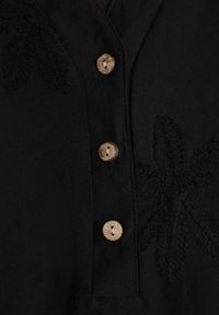 Born2be - Czarna Koszula z Wiskozy z Haftowanymi Kwiatami Sylimeine. Okazja: na co dzień. Kolekcja: plus size. Kolor: czarny. Materiał: wiskoza. Wzór: haft, kwiaty. Sezon: lato. Styl: casual, klasyczny #6