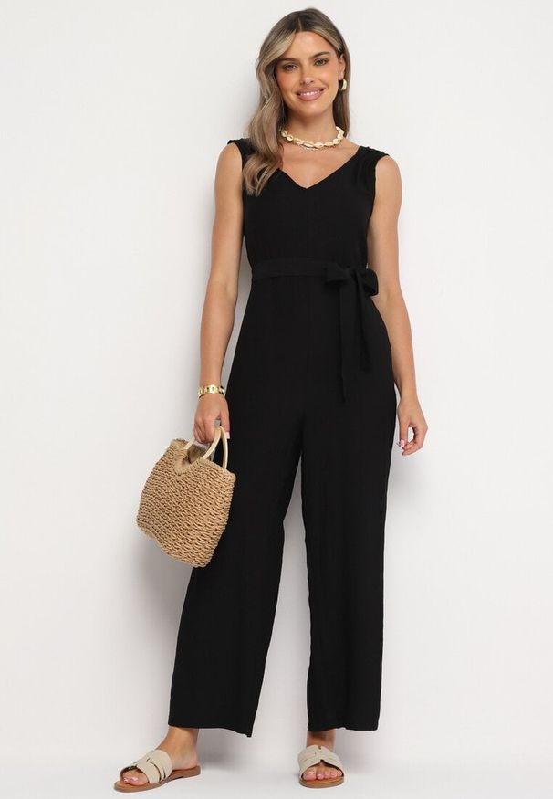 Born2be - Czarny Wiskozowy Kombinezon na Ramiączkach z Materiałowym Paskiem i Gumkami w Talii Zadia. Kolor: czarny. Materiał: materiał, wiskoza. Długość rękawa: na ramiączkach