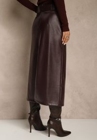 Renee - Bordowa Ołówkowa Spódnica z Imitacji Skóry z Paskiem z Wyrazistą Klamrą Rewedana. Kolor: czerwony. Materiał: skóra. Długość: krótkie. Styl: elegancki #3