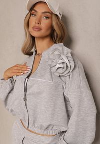 Renee - Szary Komplet Dresowy z Wiskozą Spodnie o Szerokim Kroju i Bluza z Broszką Redaella. Kolor: szary. Materiał: dresówka, wiskoza. Wzór: aplikacja #3