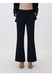Reserved - Spodnie flare w paski - granatowy. Kolor: niebieski. Materiał: wiskoza, tkanina. Wzór: paski #1