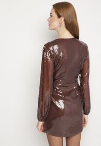 Born2be - Brązowa Cekinowa Sukienka o Kopertowym Kroju z Wiązaniem w Talii Eprelle. Okazja: na imprezę. Kolor: brązowy. Długość rękawa: długi rękaw. Wzór: aplikacja, gładki. Typ sukienki: kopertowe. Styl: elegancki #3