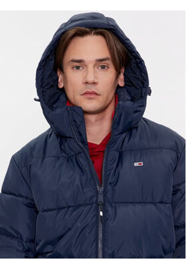 Tommy Jeans Kurtka zimowa Essential DM0DM18487 Granatowy Regular Fit. Kolor: niebieski. Materiał: syntetyk. Sezon: zima