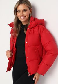 Born2be - Czerwona Pikowana Kurtka Puffer z Kapturem Miviera. Okazja: na spotkanie biznesowe, do pracy, na co dzień. Typ kołnierza: kaptur. Kolor: czerwony. Materiał: jeans. Sezon: zima. Styl: elegancki, biznesowy, casual