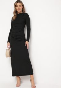 Born2be - Czarna Dopasowana Sukienka Koktajlowa z Modnym Drapowaniem i Rozcięciem Faeridae. Kolor: czarny. Styl: wizytowy #7