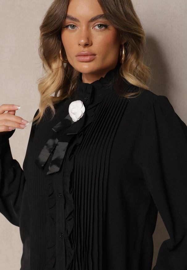 Renee - Czarna Koszula ze Stójką Kwiatkiem i Kokardą Harivra. Okazja: na spotkanie biznesowe. Typ kołnierza: kokarda, kołnierzyk stójkowy. Kolor: czarny. Materiał: jeans. Długość rękawa: długi rękaw. Długość: długie. Wzór: kwiaty. Styl: biznesowy