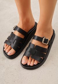 Renee - Czarne Klapki z Przekładanymi Paskami i Regulacją z Klamrą Celilye. Okazja: na co dzień. Kolor: czarny. Materiał: koronka. Sezon: lato. Styl: casual, boho #1