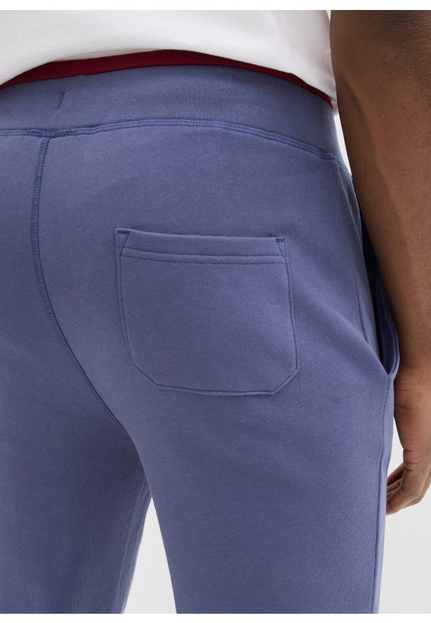 bonprix - Spodnie sportowe z czystej bawełny, ze sportowymi detalami. Kolor: niebieski. Materiał: bawełna. Wzór: nadruk. Styl: sportowy