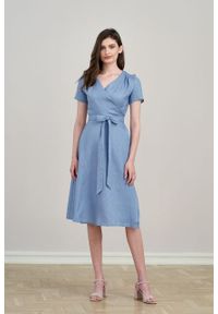 Marie Zélie - Sukienka Duilin lniana szaroniebieska. Kolor: niebieski. Materiał: len. Długość rękawa: krótki rękaw. Typ sukienki: kopertowe #1