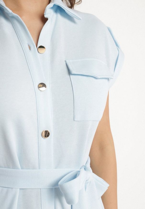 Born2be - Jasnoniebieska Sukienka Koszulowa Phinitrite. Okazja: na co dzień. Kolor: niebieski. Wzór: aplikacja. Typ sukienki: koszulowe. Materiał: materiał. Długość rękawa: krótki rękaw. Sezon: lato. Styl: casual. Długość: midi