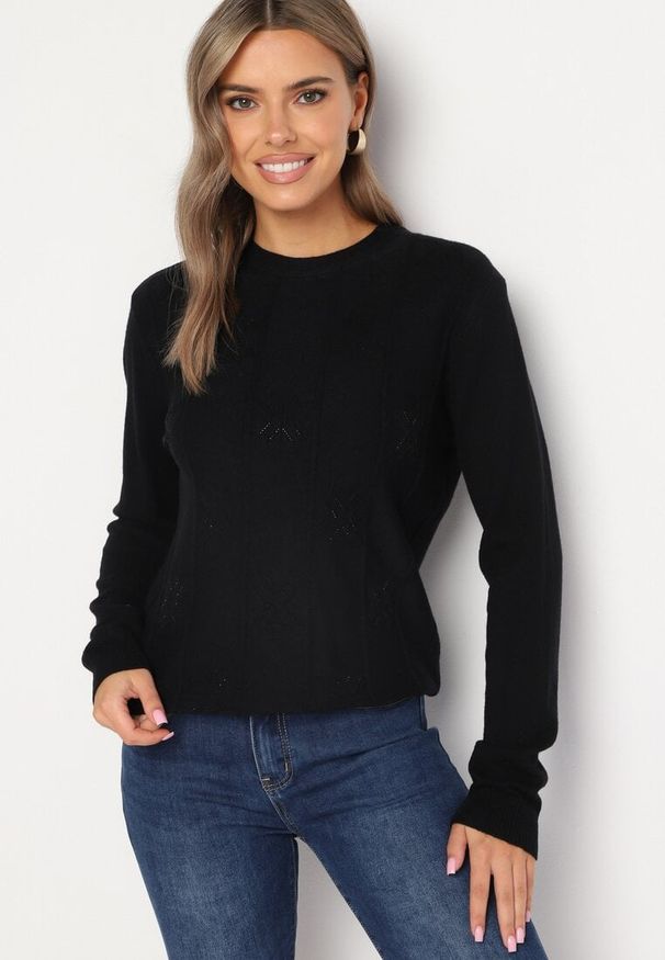 Born2be - Granatowy Sweter z Bawełną Ozdobiony Cyrkoniami Irinaelle. Okazja: na co dzień. Kolor: niebieski. Materiał: bawełna. Wzór: aplikacja. Styl: elegancki, klasyczny, casual
