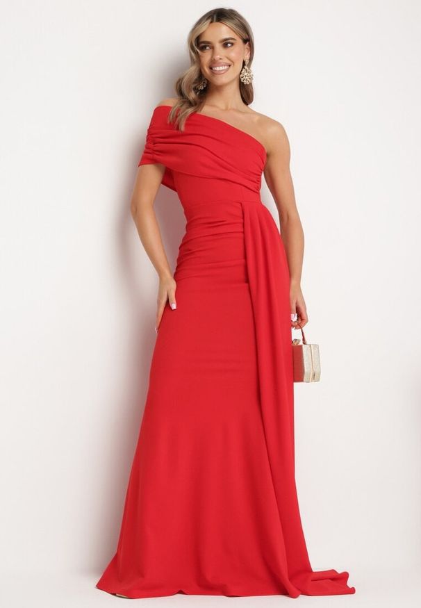 Born2be - Czerwona Dopasowana Sukienka Maxi z Ozdobnym Trenem Iralia. Kolor: czerwony. Typ sukienki: asymetryczne. Długość: maxi