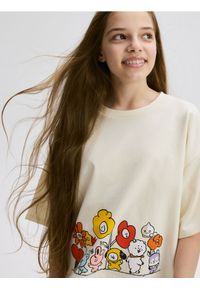 Reserved - Krótki t-shirt BT21 - kremowy. Kolor: kremowy. Materiał: bawełna, dzianina. Długość: krótkie