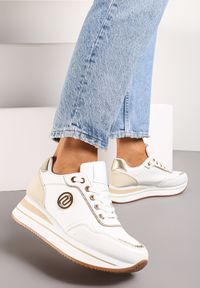 Renee - Biało-Złote Sneakersy z Okrągłą Naszywką i Platformą Viliera. Nosek buta: okrągły. Kolor: biały. Materiał: jeans. Szerokość cholewki: normalna. Wzór: aplikacja. Obcas: na platformie #1