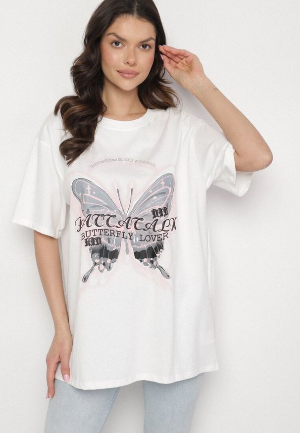 Born2be - Biały T-shirt Oversize z Bawełny z Nadrukiem z Motylem Nonatira. Okazja: na spacer. Kolor: biały. Materiał: bawełna. Wzór: nadruk. Styl: elegancki, klasyczny