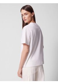 outhorn - T-shirt o kroju boxy z nadrukiem damski - złamana biel. Materiał: materiał, bawełna, dzianina. Wzór: nadruk #5