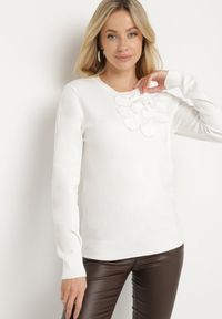 Born2be - Biały Sweter z Wiskozą Modalem i Aplikacjami 3D Esalttia. Okazja: na co dzień. Kolor: biały. Materiał: wiskoza. Wzór: aplikacja. Sezon: zima, jesień. Styl: elegancki, casual #3