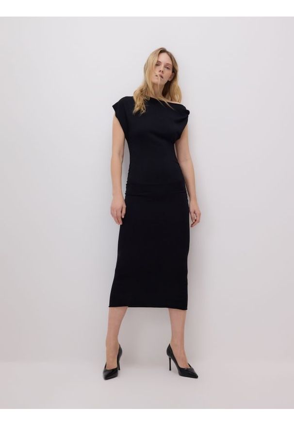 Reserved - Sukienka z ozdobnym detalem - czarny. Kolor: czarny. Materiał: wiskoza, dzianina
