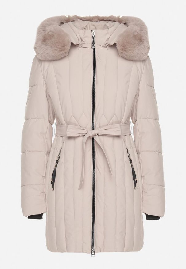 Born2be - Beżowa Kurtka z Pionowymi Pikowanymi Przeszyciami i Kapturem z Futrem Wiązana w Pasie Leoriya. Okazja: na co dzień. Kolor: beżowy. Materiał: futro. Styl: casual