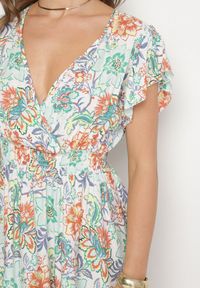 Born2be - Jasnozielona Bawełniana Sukienka w Kwiaty z Kopertowym Dekoltem Rozkloszowana Jenovienna. Okazja: na co dzień. Typ kołnierza: dekolt kopertowy. Kolor: zielony. Materiał: bawełna. Wzór: kwiaty. Typ sukienki: kopertowe. Styl: casual, elegancki #2