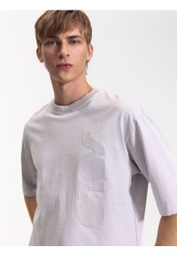 Reserved - T-shirt boxy z naszywką - lawendowy. Kolor: fioletowy. Materiał: dzianina, bawełna. Wzór: aplikacja #1