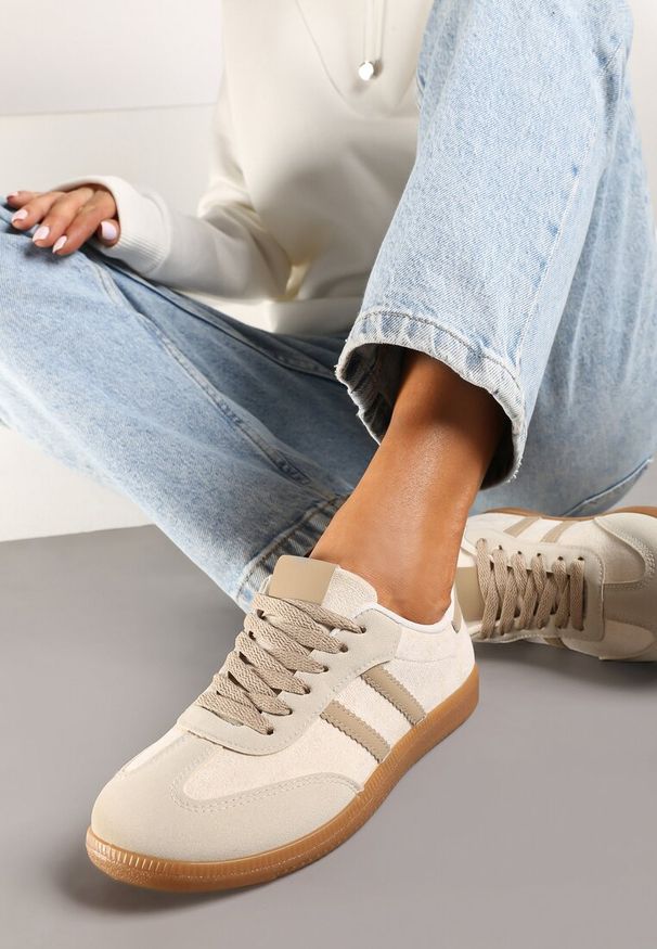 Born2be - Beżowe Sneakersy z Imitacji Zamszu na Płaskiej Podeszwie Memeriana. Okazja: na spacer. Nosek buta: okrągły. Kolor: beżowy. Materiał: zamsz. Wzór: motyw zwierzęcy. Sezon: lato, wiosna. Obcas: na płaskiej podeszwie. Sport: turystyka piesza