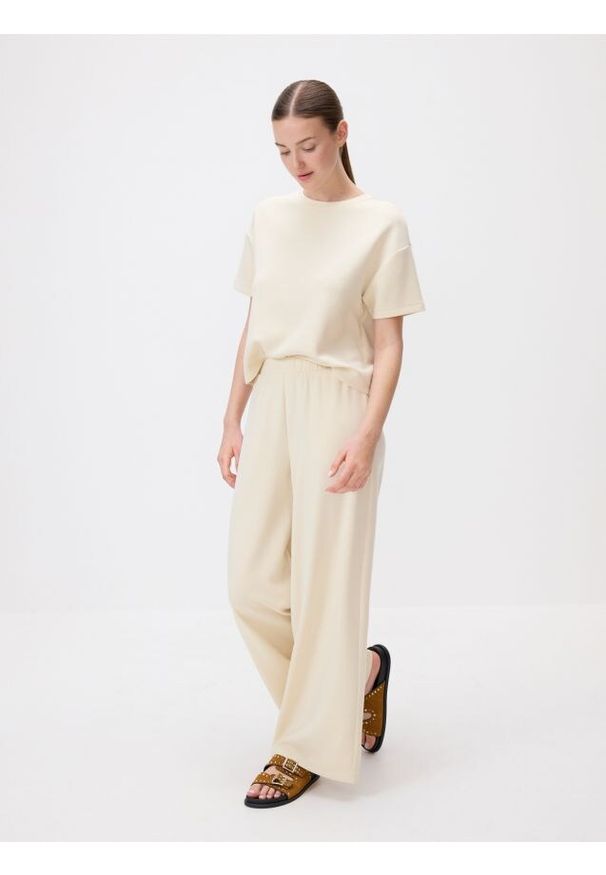 Reserved - Dresowe spodnie z modalem - jasnożółty. Kolor: żółty. Materiał: dresówka