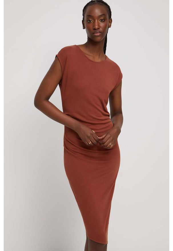 medicine - Medicine sukienka kolor brązowy mini dopasowana. Kolor: brązowy. Materiał: dzianina. Długość rękawa: krótki rękaw. Wzór: gładki. Typ sukienki: asymetryczne, dopasowane. Długość: mini