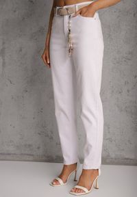 Renee - Białe Jeansy Mom Fit z Bawełny i Wiskozy z Dodatkowym Paskiem Prosinix. Okazja: na randkę. Kolor: biały. Styl: klasyczny #5