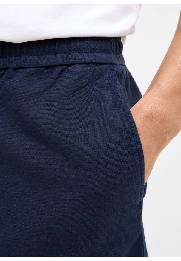 MUSTANG Męskie szorty Materiałowe Mustang Style Linen Jogger Shorts Navy Blazer 1016459 5324. Okazja: na co dzień. Materiał: materiał. Długość: do kolan. Sezon: lato. Styl: sportowy, casual, klasyczny, wakacyjny, elegancki