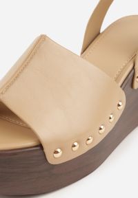 Born2be - Ciemnobeżowe Sandały na Koturnie i Platformie Ozdobione Nitami Rhethe. Okazja: na co dzień. Zapięcie: sprzączka. Kolor: beżowy. Materiał: jeans. Wzór: aplikacja. Sezon: wiosna, lato. Obcas: na koturnie. Styl: casual, elegancki #8