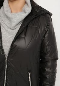 Born2be - Czarna Pikowana Kurtka z Kapturem w Klasycznym Stylu Mallissa. Okazja: na spacer. Typ kołnierza: kaptur. Kolekcja: plus size. Kolor: czarny. Materiał: jeans. Wzór: aplikacja. Styl: klasyczny #4