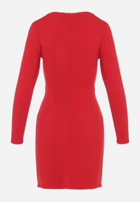 Born2be - Czerwona Sukienka Mini z Kopertowym Dekoltem i Marszczeniami Hiacinta. Typ kołnierza: dekolt kopertowy. Kolor: czerwony. Typ sukienki: kopertowe. Styl: elegancki. Długość: mini #3