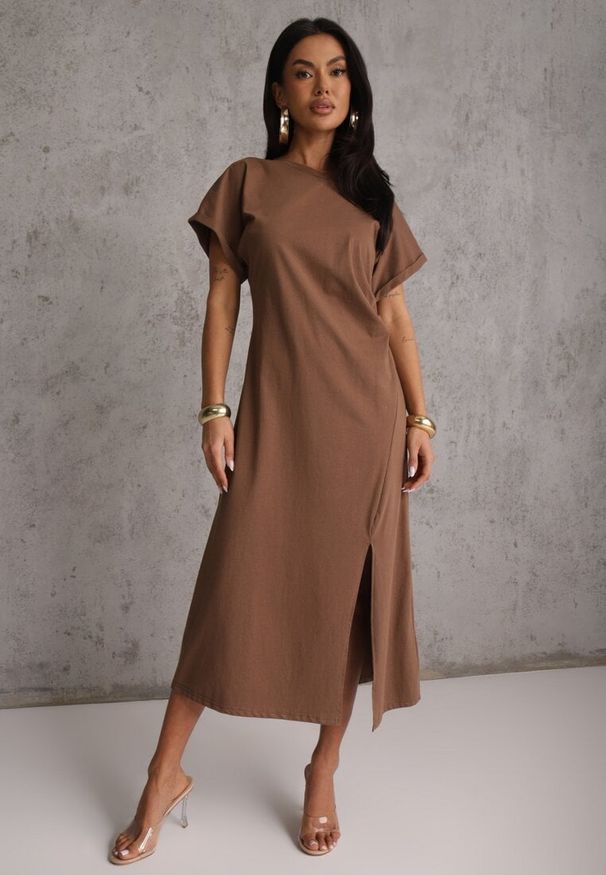 Renee - Brązowa Rozkloszowana Sukienka Zdobiona Drapowaniem w Talii i Rozcięciem Uziola. Okazja: na co dzień. Kolor: brązowy. Wzór: aplikacja. Typ sukienki: proste. Styl: casual