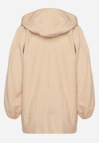 Born2be - Ciemnobeżowa Kurtka Jednorzędowa z Bawełną Kapturem i Wstążką Zakończona Ściągaczem Martinis. Okazja: na co dzień. Kolor: beżowy. Materiał: bawełna. Wzór: aplikacja. Styl: klasyczny, casual, elegancki #4