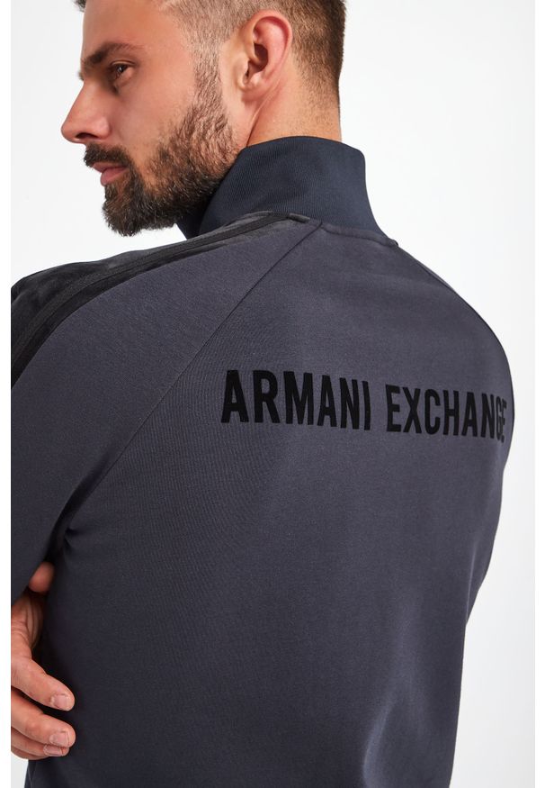 Armani Exchange - BLUZA ARMANI EXCHANGE. Typ kołnierza: kołnierzyk stójkowy. Materiał: welur. Długość rękawa: długi rękaw. Długość: długie. Wzór: nadruk