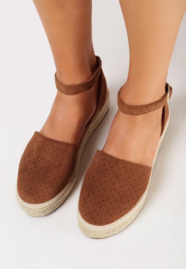 Born2be - Brązowe Espadryle na Płaskiej Plecionej Podeszwie z Paskiem Wokół Kostki Riolla. Zapięcie: pasek. Kolor: brązowy. Styl: boho