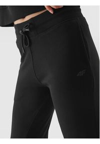 4f - 4F Spodnie dresowe 4FAW23TTROF474 Czarny Regular Fit. Kolor: czarny. Materiał: bawełna